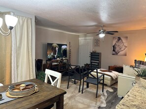 Interior - Near Cowboy and Ranger Stadium/ Six Flags/ Hurricane Harbor/ Texas LIVE (Arlington)