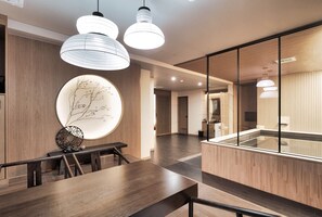 Habitación Premium | Ropa de cama de alta calidad, edredón y decoración personalizada 