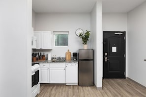 Een koelkast, een microgolfoven, een oven, een kookplaat