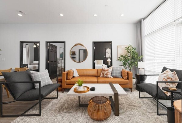 Smart-TV, Bücher, Arbeitsbereiche