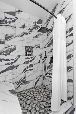 Shower, hair dryer, towels - Hidden Cottage, mins to Main St, Sleeps 4! (Fredericksburg)