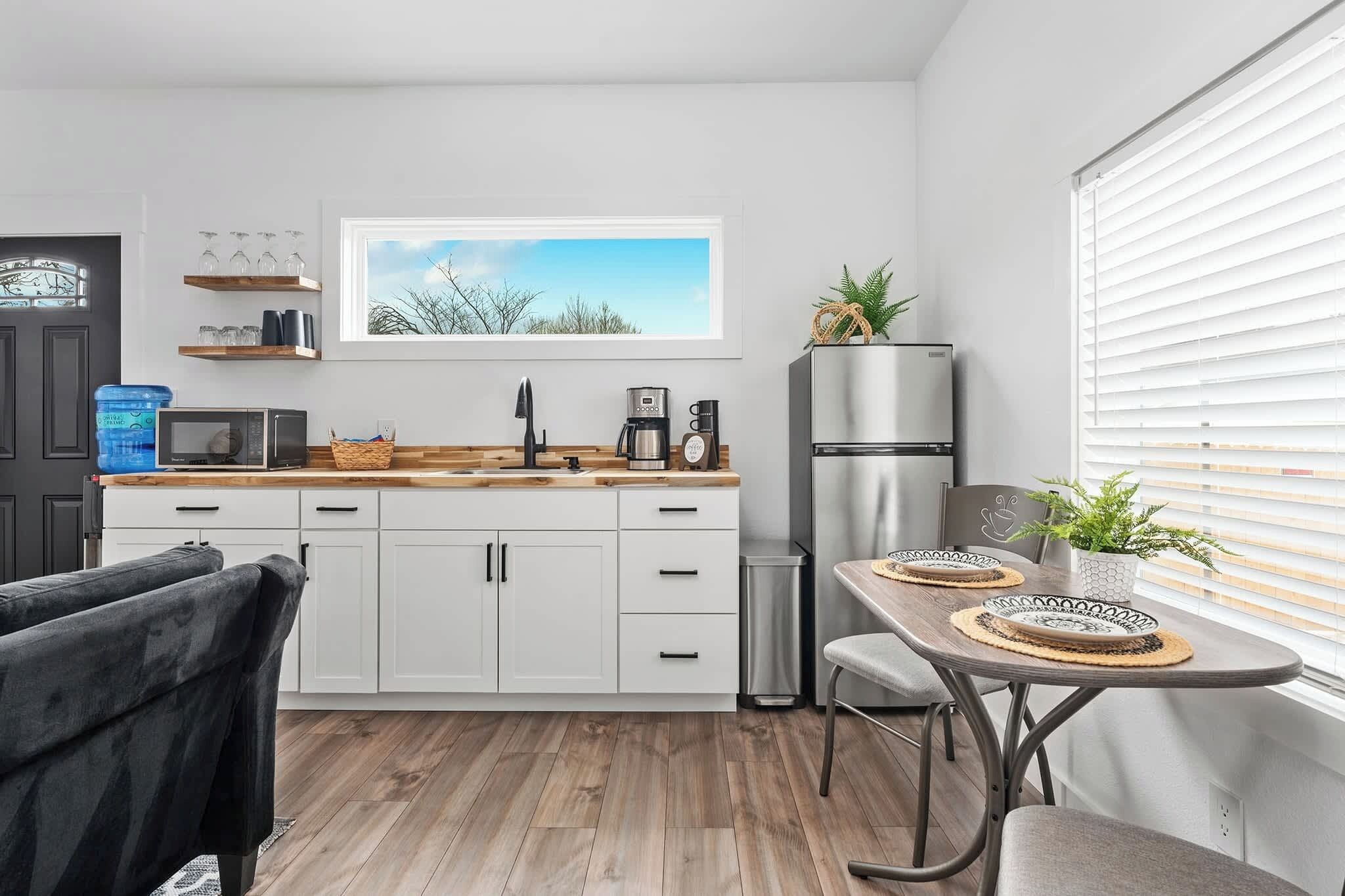 Réfrigérateur, micro-ondes, cafetière/bouilloire, grille-pain