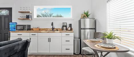 Refrigerador, microondas, cafetera y tetera y tostadora