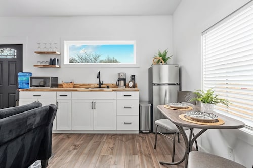 Hidden Cottage, mins to Main St, Sleeps 4!