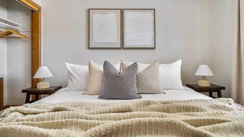 3 Schlafzimmer, Schreibtisch, Bügeleisen/Bügelbrett, Reisekinderbett