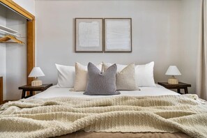 3 Schlafzimmer, Schreibtisch, Bügeleisen/Bügelbrett, Reisekinderbett