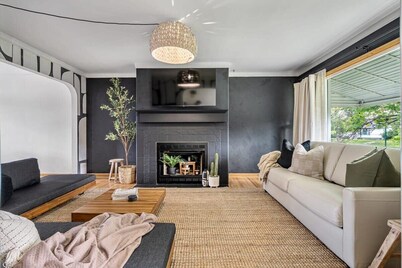 The Distillery | Sleeps 10 Guests | BBQ and Patio!