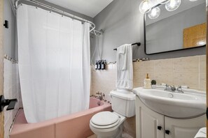 Badewanne, Haartrockner, Handtücher