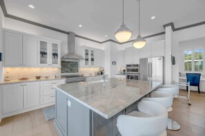 Fridge, microwave, oven, stovetop - Blue Heron-Luxury Waterfront Pool Dock (Kingsland)