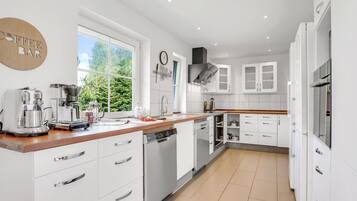 Réfrigérateur, micro-ondes, four, lave-vaisselle