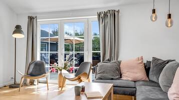 Fernseher, Kamin, Tischfußball