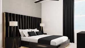 Un dormitorio moderno con una cama grande, dos mesitas de noche con lámparas, un ventilador de techo y una ventana con cortinas.