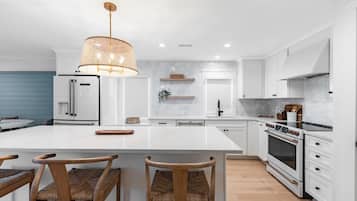 KĂŒhlschrank, Mikrowelle, Ofen, Herdplatte