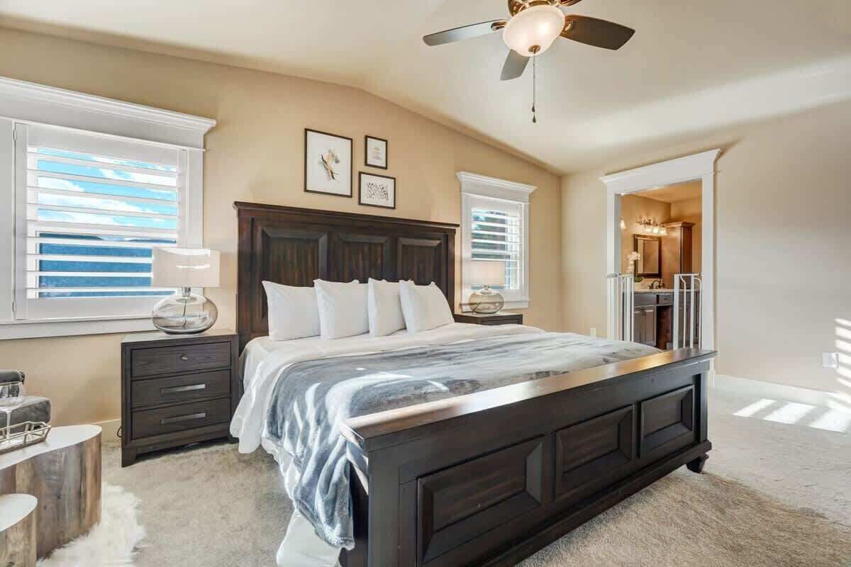 5 habitaciones, escritorio y tabla de planchar con plancha 