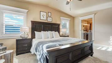 5 habitaciones, escritorio y tabla de planchar con plancha