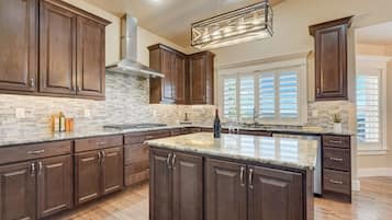 Kylskåp, mikrovågsugn, ugn och spishäll