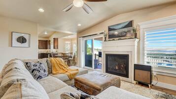 Tv, eldstad, tv-spel och böcker