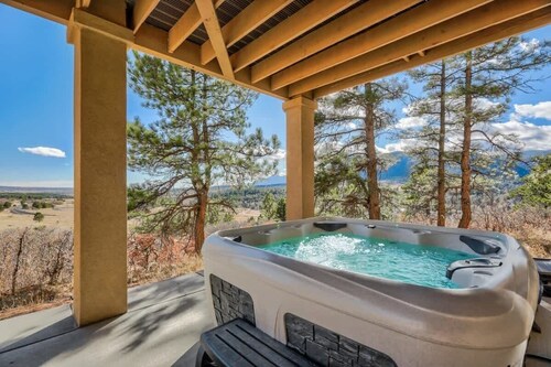 Stargazer Paradise! Hot Tub, Gym & Man Cave