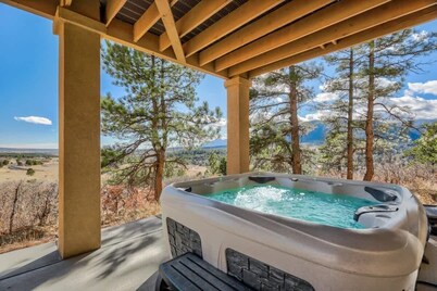 Stargazer Paradise! Hot Tub, Gym & Man Cave