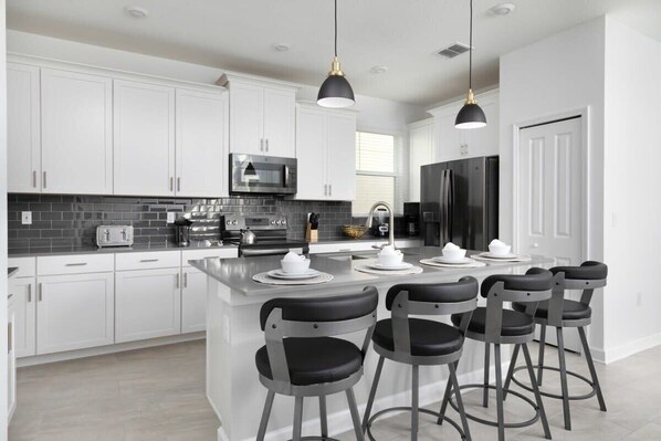 Refrigerador, microondas, horno y parrilla de estufa 