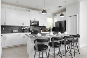 Fridge, microwave, oven, stovetop - Chic & Spacious Best Vacation Home (Kissimmee)