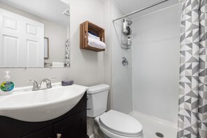 Bañera, secador de pelo, toallas