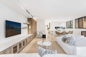 TV, stereo, offices - DeJa Blue by Coast Hosting (Terrigal)