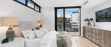 3 habitaciones, tabla de planchar con plancha, wifi y ropa de cama