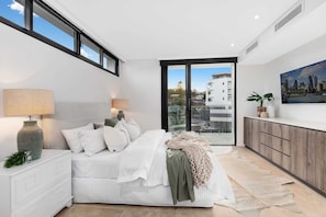 3 habitaciones, tabla de planchar con plancha, wifi y ropa de cama 