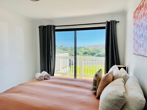 4 bedrooms, bed sheets - Acacia - 6 Joy Tce - Pet Friendly Outside (Robe)