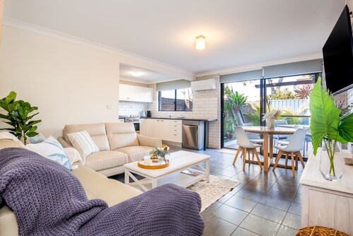 Seadream on Nelson. New Listing.
pet Friendly , 300m Stroll to Beach and Cafes