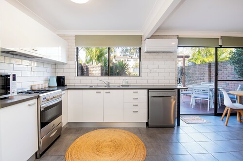 Seadream on Nelson. New Listing.
pet Friendly , 300m Stroll to Beach and Cafes