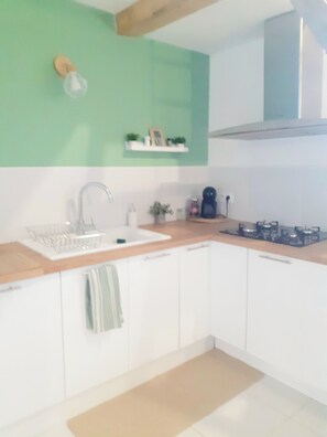 Fridge, oven, stovetop, dishwasher - Charmant Duplex Avec Jacuzzi (Aumelas)