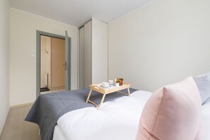 2 bedrooms, desk, bed sheets - Apartment Mondrian by Renters (Kraków)