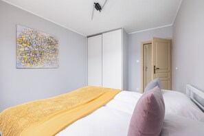 2 bedrooms, desk, bed sheets - Apartment Mondrian by Renters (Kraków)