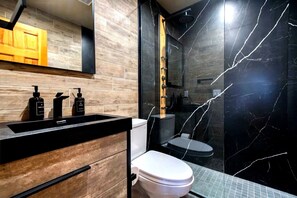 Haartrockner, Handtücher, Seife, Shampoo