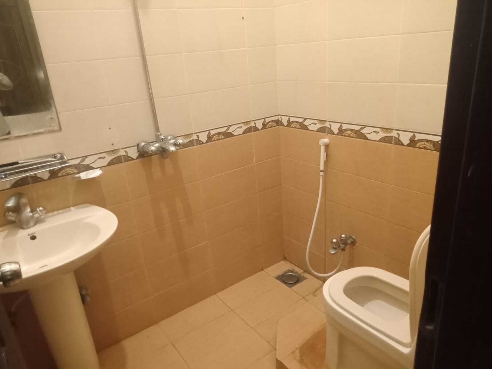 deluxe double room | bathroom | free toiletries, slippers