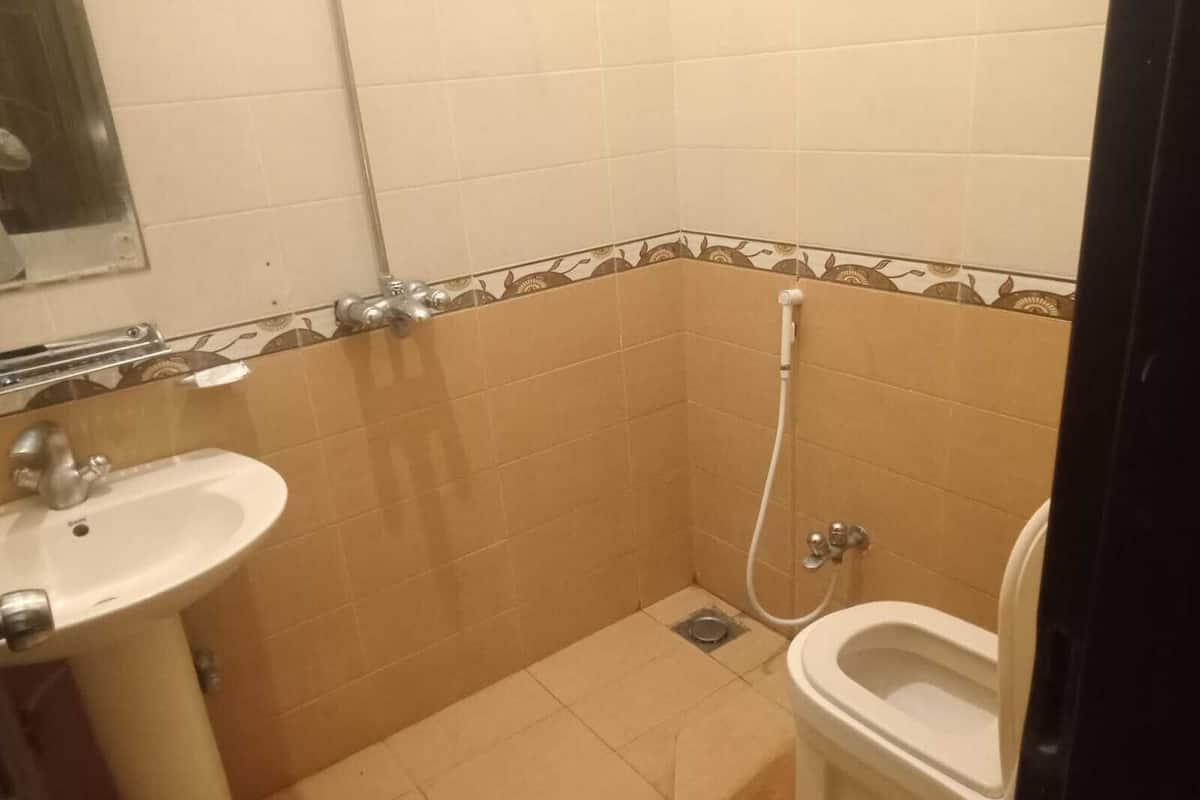 deluxe double room | bathroom | free toiletries, slippers