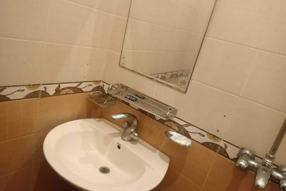 deluxe double room | bathroom | free toiletries, slippers