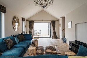 Fireplace, video games, printers - Grand historic Listed Methodist Hall 1839, modernised near Canterbury Cathedral. (Canterbury)