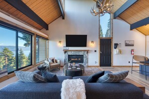 Smart TV, fireplace - Lake View, Firepit, Game Room | Remodeled | Nightingale Overlook by AvantStay (Carnelian Bay)