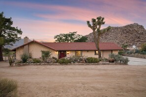 Exterior - Desert Shadows by AvantStay | Breathtaking Views & Pool (Joshua Tree)