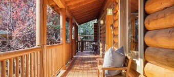 Hot Tub, Foosball, Ping Pong + BBQ Grill | 10mins to Bear Mountain | Tanglewood