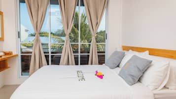 Habitación Deluxe doble, balcón | Tabla de planchar con plancha, wifi gratis, ropa de cama