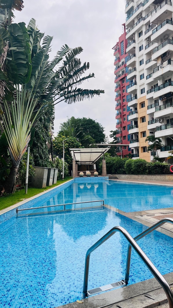 Una piscina al aire libre