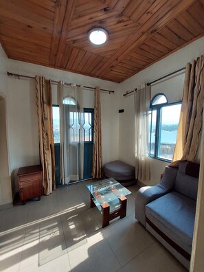 TV - Cozy Double Room with Workspace and Private Bath in Kigali (Kigali)
