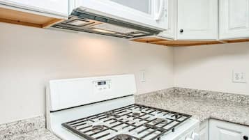 Réfrigérateur, four, batterie de cuisine, vaisselle et ustensiles