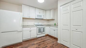 Réfrigérateur, four, batterie de cuisine, vaisselle et ustensiles