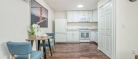 Køleskab, ovn, køkkentøj/tallerkener/redskaber, Servietter