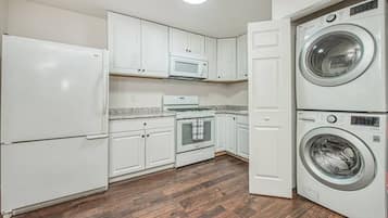 Réfrigérateur, four, batterie de cuisine, vaisselle et ustensiles